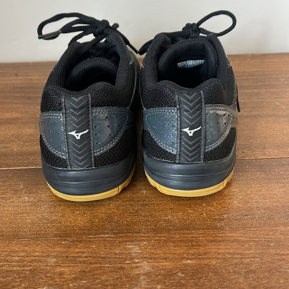 Womens’ Volleyball Shoes 7.5 - Picture 8 of 8